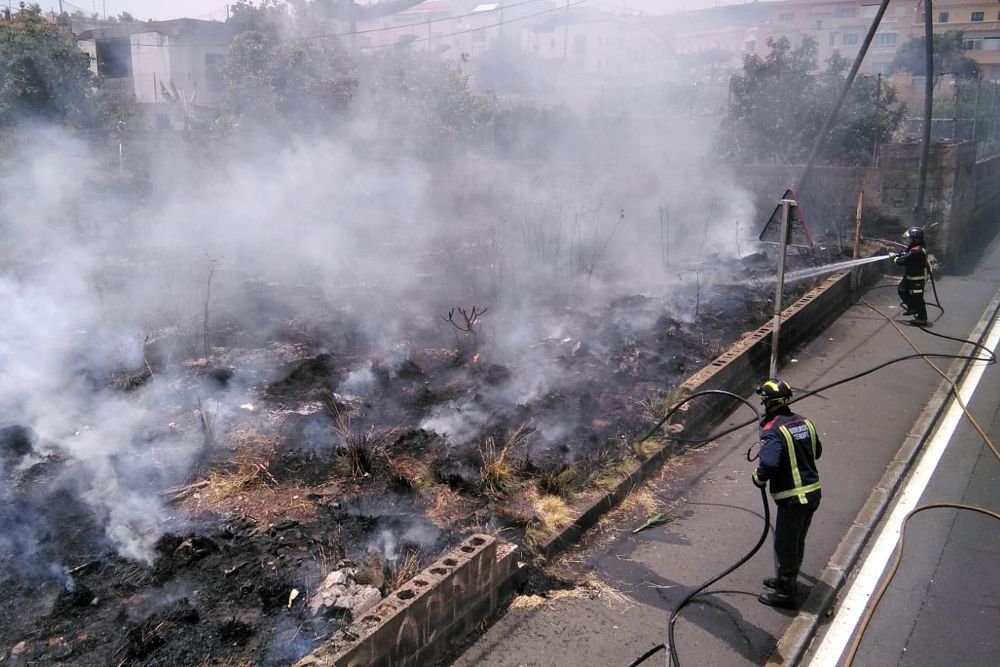 Bomberos de Tenerife interviene en un incendio en rastrojos en La Laguna.