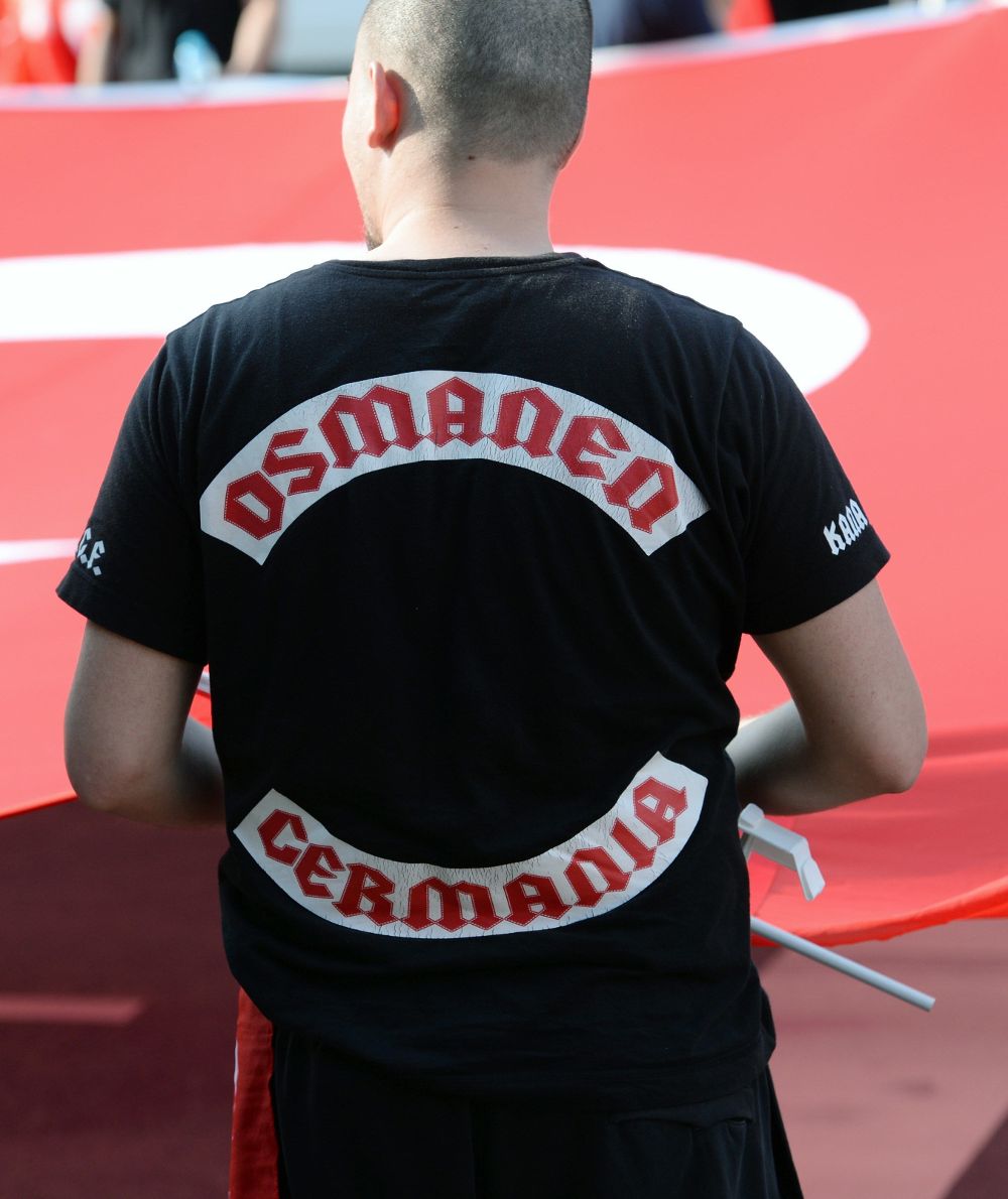 Un miembro del grupo de boxeo Osmanen Germania.