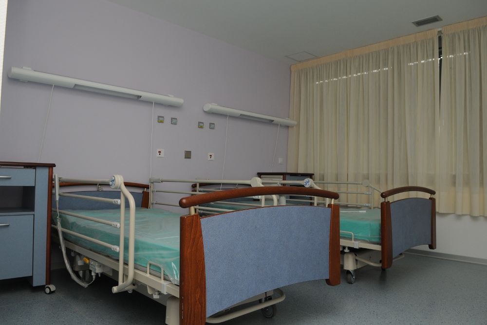 Los enfermeros dicen que se cierran camas hospitalarias en verano y el consejero canario de Sanidad se quejó ayer de la escasez de camas en el Archipiélago.