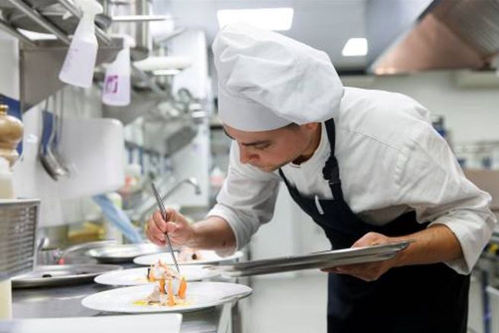 Cocinero, uno de los puestos que más cuesta cubrir, a pesar de que la economía canaria se basa en los servicios.