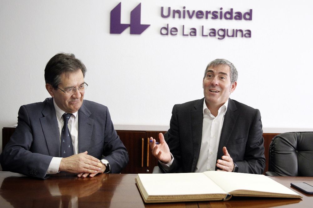 El presidente del Gobierno de Canarias, Fernando Clavijo (d), se reunió hoy con el rector de la Universidad de La Laguna, Antonio Martinón (i), y con los directores de la Cátedra de Globalización, Migraciones y Nuevas Culturas.