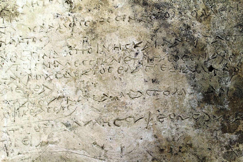 Vista de la tablilla de arcilla con una inscripción grabada descubierta tras tres años de excavaciones en el yacimiento arqueológico de la antigua Olimpia.