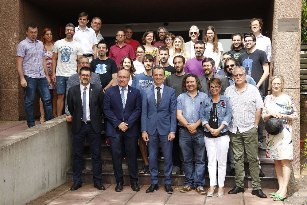 El ministro de Ciencia, Innovación y Universidades, Pedro Duque, posa con un grupo de científicos del Instituto de Astrofísica de Canarias, tras participar en un debate con ellos. 