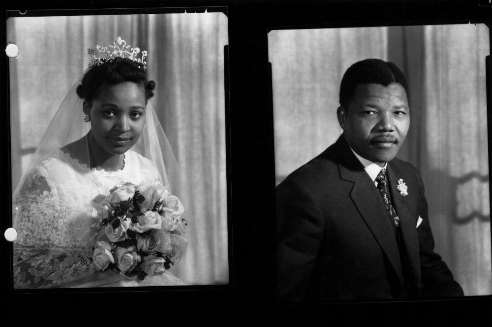 Fotografía de un joven Nelson Mandela junto a su mujer, Winnie Mandela, que aparece en el libro 'Cartas desde la prisión'.