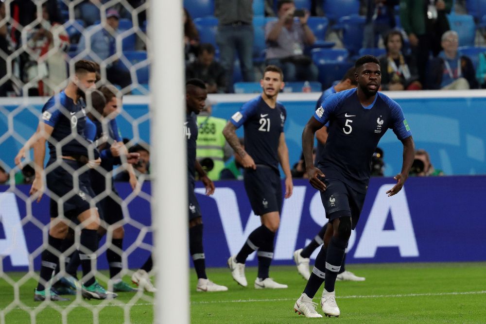 El defensa francés Samuel Umtiti celebra tras marcar el 1-0 durante el partido Francia-Bélgica.