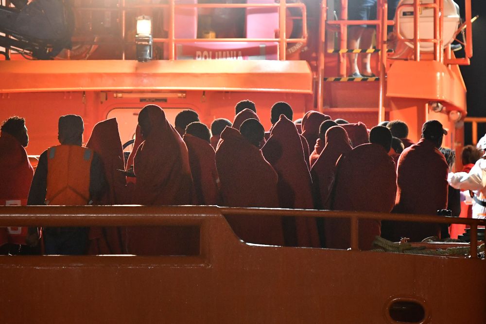La embarcación Guardamar Polimnia llega al puerto de Almería con 36 personas, entre ellos 3 mujeres y tres menores.