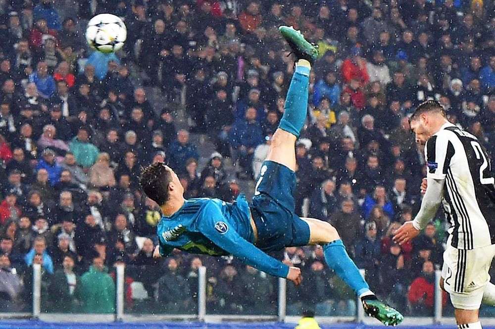 Cristiano Ronaldo marcando el famoso gol de chilena durante el partido de Liga de Campeones entre el Real Madrid y el Juventus, en Turín, el pasado 3 de abril.