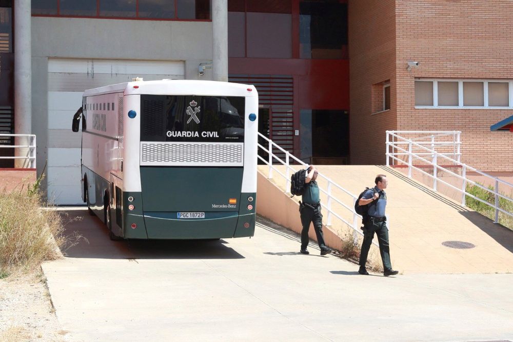 El autobús de la Guardia Civil que transporta a los exconsellers en el centro penintenciario de Zuera.