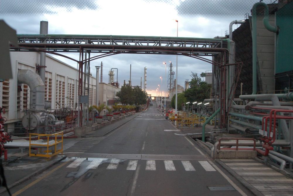 Vista de una de las vías interiores de la refinería.