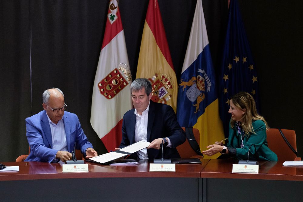 El Presidente D. Fernando Clavijo Batlle, el presidente del cabildo de La Gomera, Casimiro Curbelo y la consejera de Hacienda del Gobierno de Canarias, Rosa Dávila, firman el FDCAN a 11 de Julio de 2018.