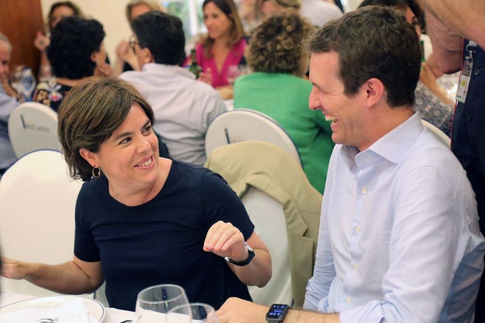 Fotografía facilitada por el Partido Popular de sus candidatos a la presidencia del partido, Soraya Sáenz de Santamaría y Pablo Casado (d).