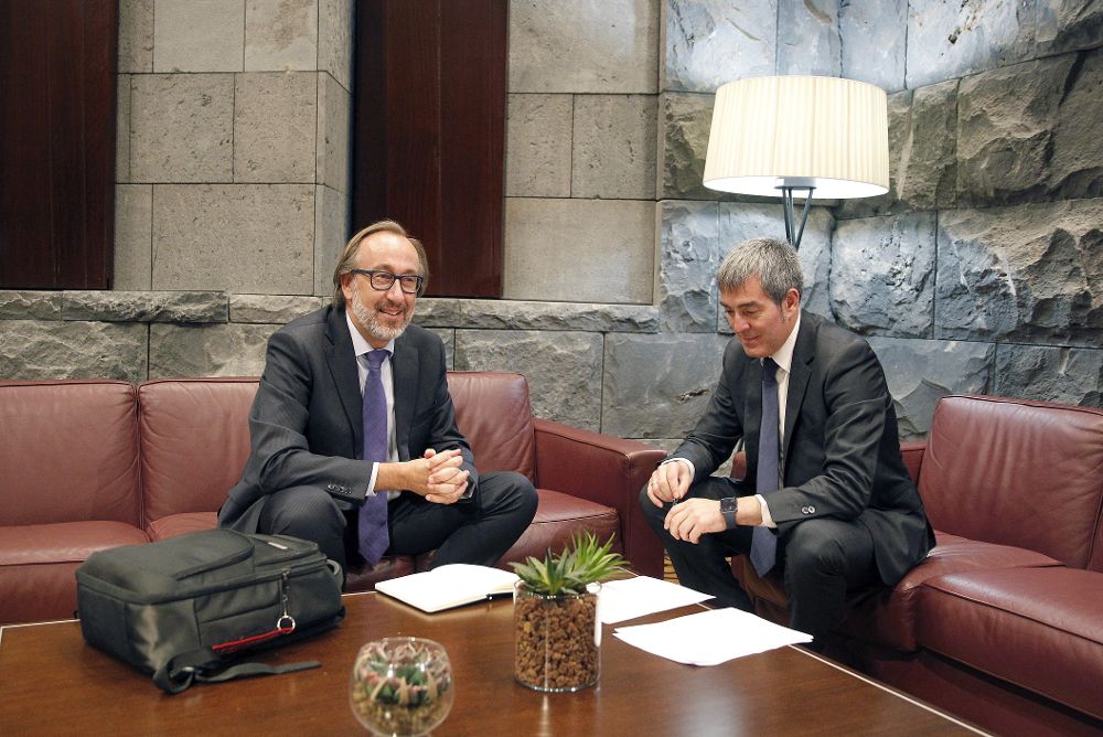 El presidente del Gobierno de Canarias, Fernando Clavijo (d), se reunió hoy con el presidente de Iberia Exprés, Fernando Candela.