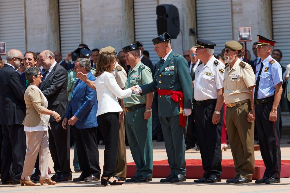 La secretaria de Estado de Seguridad, Ana Botella, saluda al general Pedro Garrido Roca tras jurar el cargo como nuevo jefe de la zona de Cataluña de la Guardia Civil.