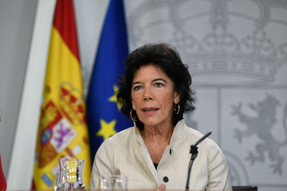 Isabel Celaá da la rueda de prensa tras el consejo de ministros.