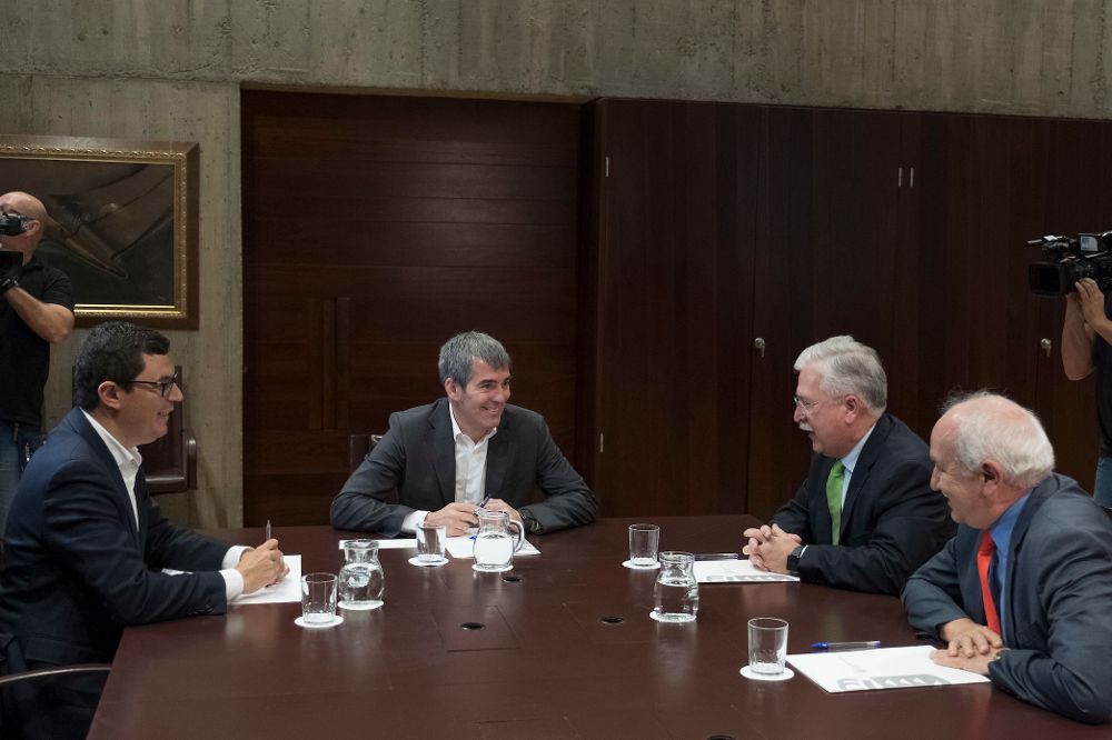 Fernando Clavijo (2º i) reunido como los presidentes de las compañías aéreas Air Europa y Binter, con el consejero de Obras Púbicas y vicepresidente, Pablo Rodríguez (i).
