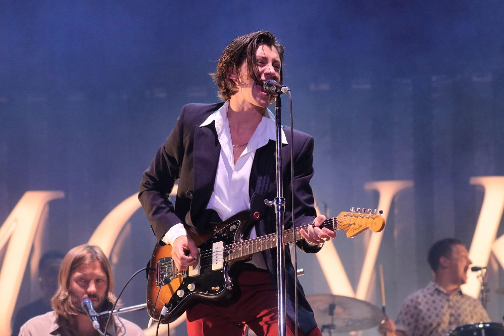 El compositor y cantante de la banda británica Arctic Monkeys, Alex Turner, durante el concierto del festival Mad Cool ofrecido anoche en el parque de Valdebebas, en Madrid.