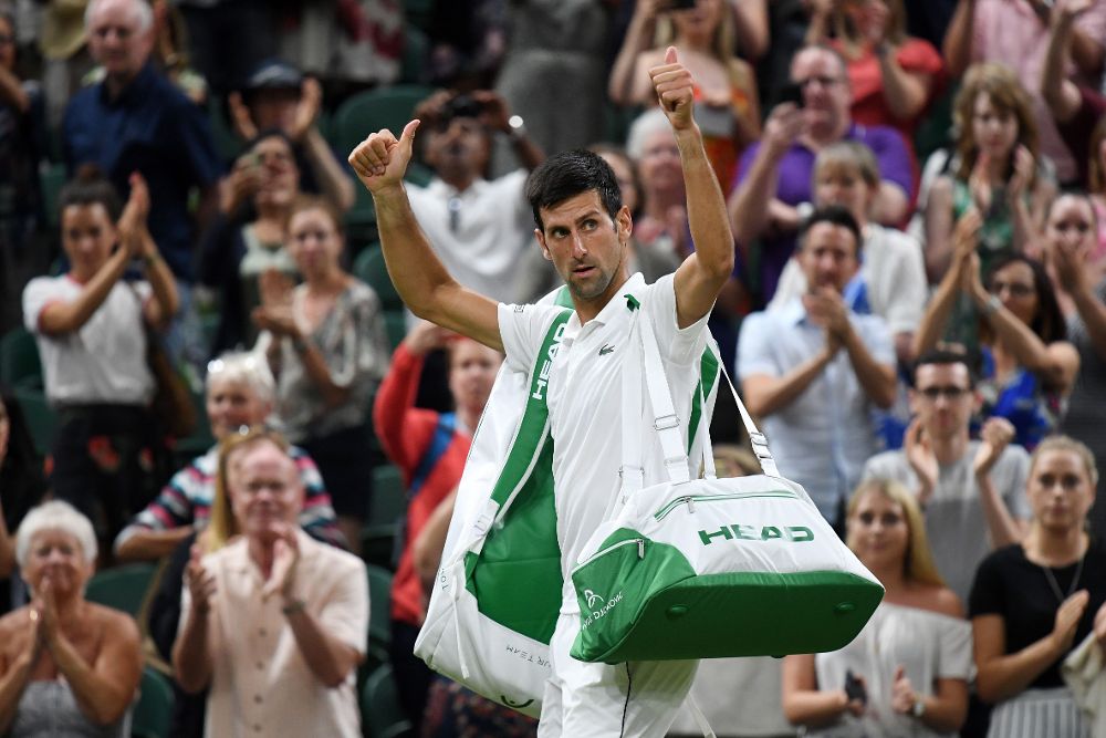 Novak Djokovic deja la pista tras suspenderse el partido de semifinales que disputaba con Nadal.