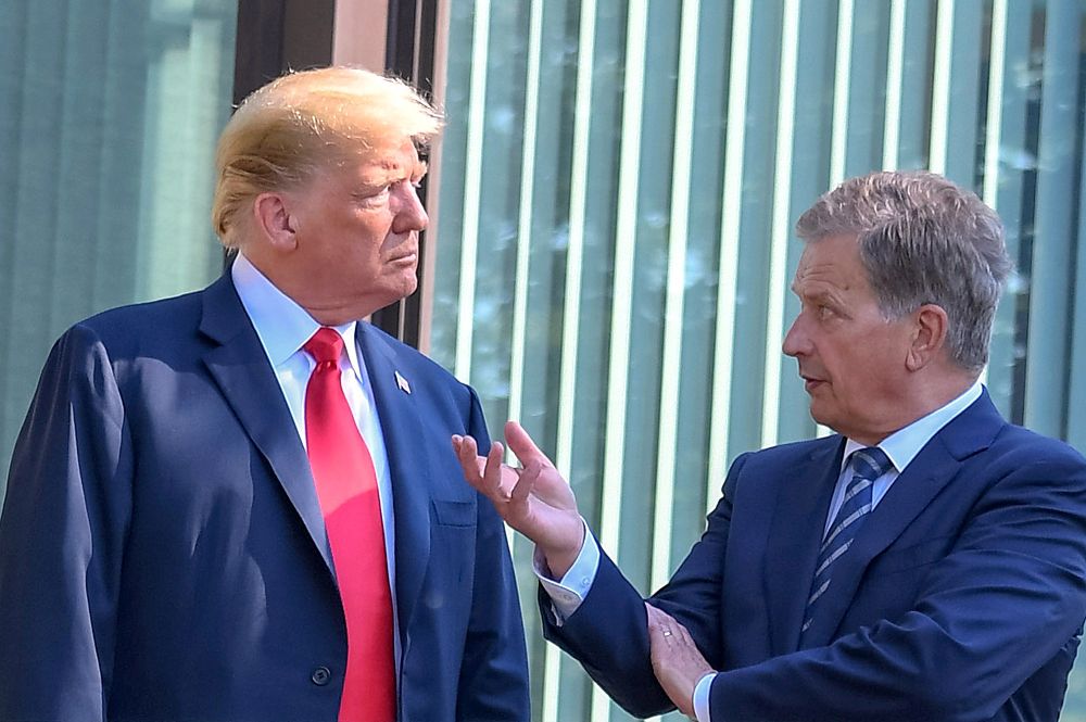 El presidente finlandés, Sauli Niisto (d), conversa con su homólogo estadounidense, Donald J. Trump, durante su encuentro en la Residencia de Mantyniemi en Helsinki.