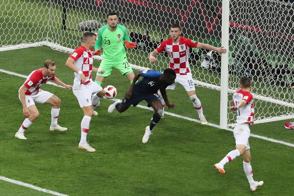 Juagada en la que el balón toca en el brazo del croata Perisic (2º i) y que supuso un penalti y el segundo gol francés en la final.