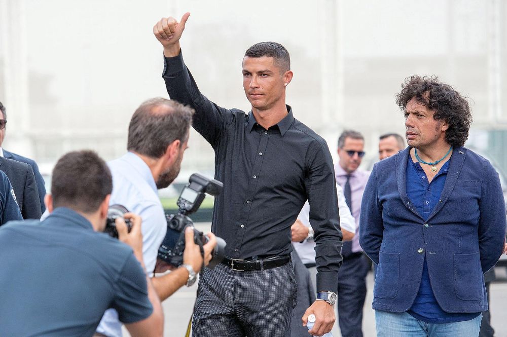 El portugués Cristiano Ronaldo llega a una rueda de prensa en la nueva sede del Juventus en Via Druento.