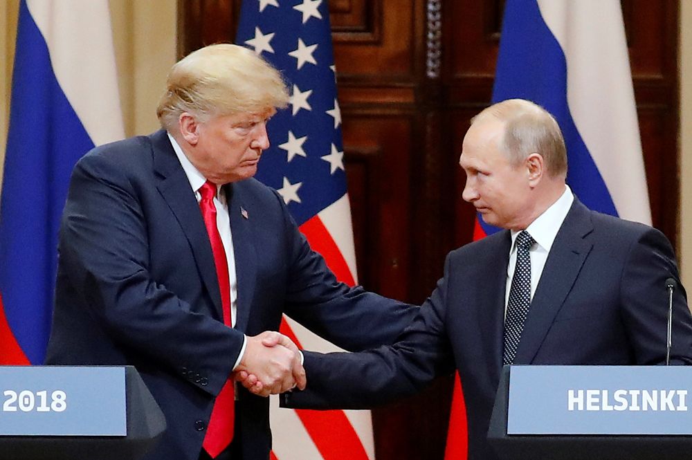 El presidente estadounidense, Donald J. Trump (i), y su homólogo ruso, Vladimir Putin (d), ofrecen una rueda de prensa conjunta tras la cumbre formal entre ambos dirigentes celebrada en el Palacio Presidencial de Helsinki, Finlandia.