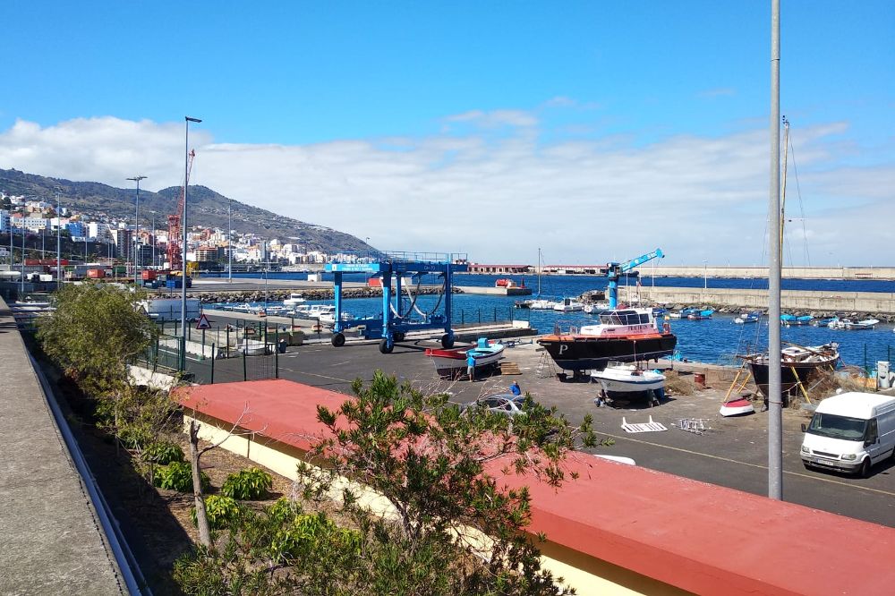 El muelle pesquero, dentro ya del municipio de Breña Alta, desaparecerá si el puerto comercial crece como está previsto.