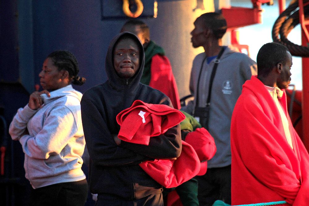 Llegada al puerto de Almería de los 43 inmigrantes rescatados por la embarcación Luz de Mar cuando navegaban en una patera por aguas del estrecho de Gibraltar, ayer, lunes. 