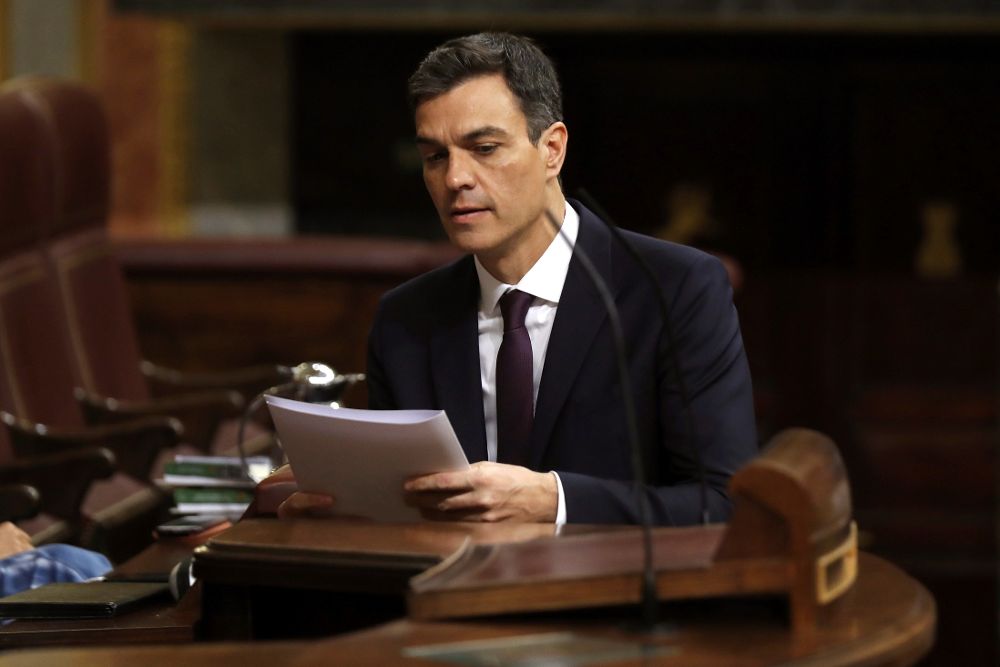 El presidente del Gobierno, Pedro Sánchez, sube al estrado de hemicíclo de la Cámara baja donde comparece a petición propia, en un pleno extraordinario.