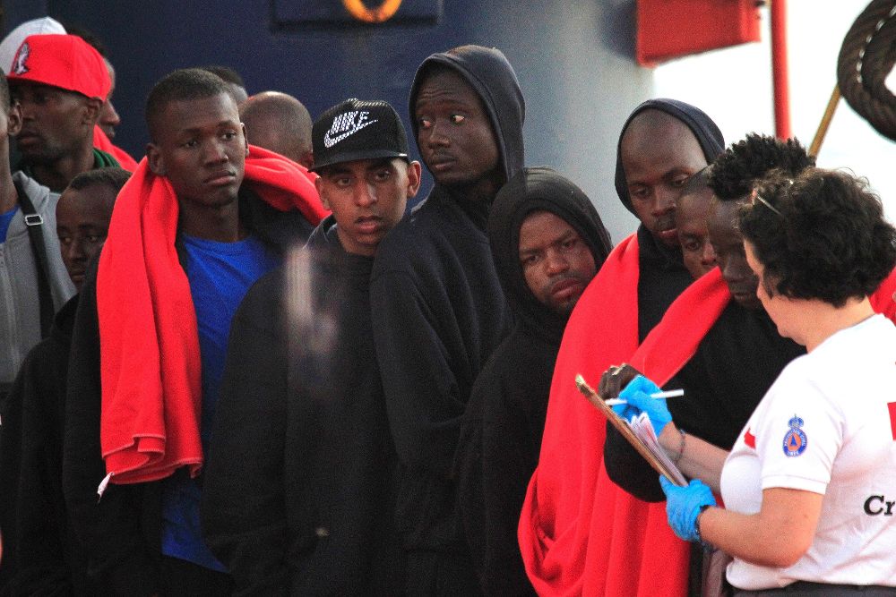 Llegada de inmigrantes a bordo de una patera al puerto de Almería, ayer, lunes