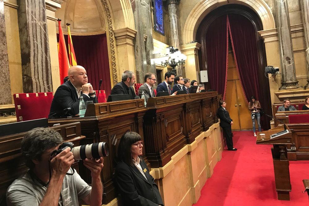 Mesa del Parlamento catalán.