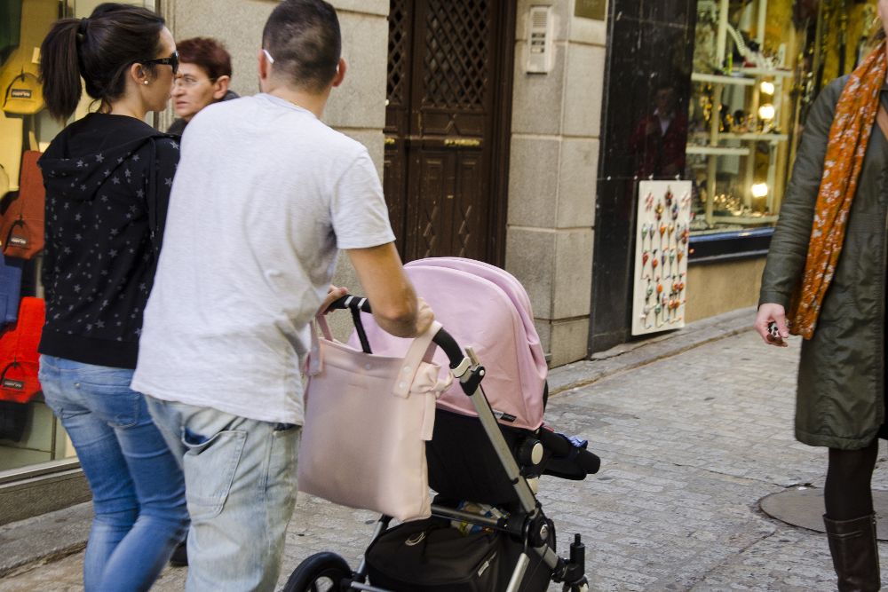 La baja tasa de natalidad está en el origen del envejecimiento de la población española.