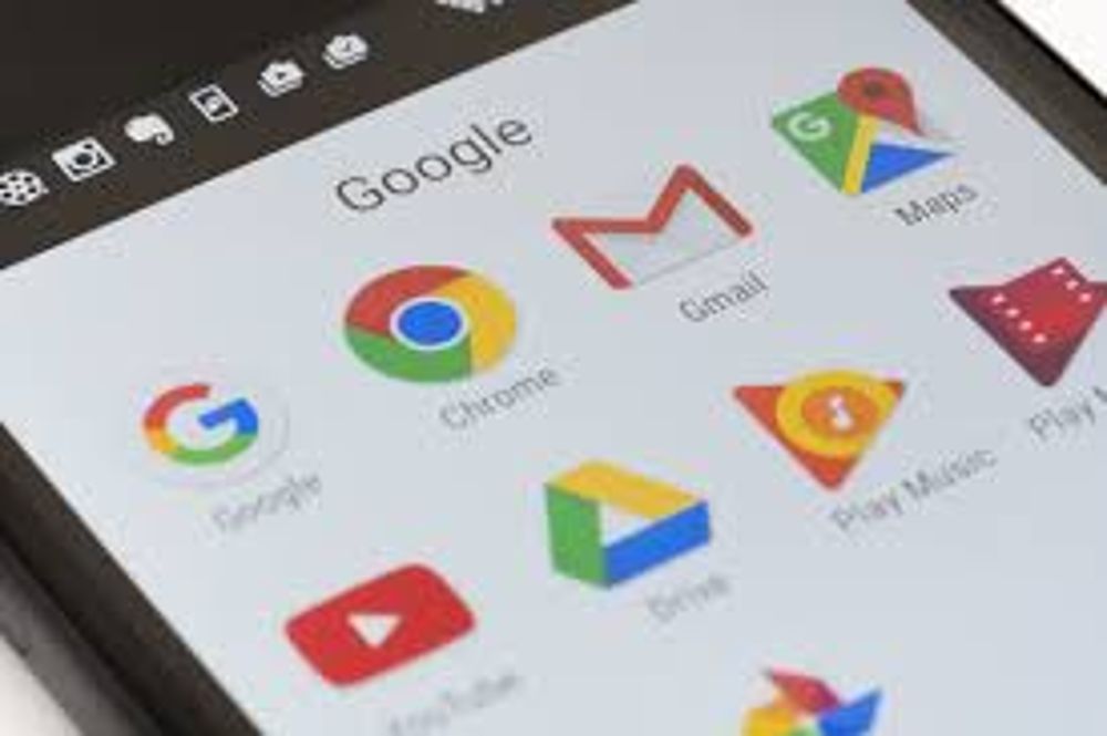 Logotipos de aplicaciones y funciones de Google en la pantalla de un teléfono móvil.