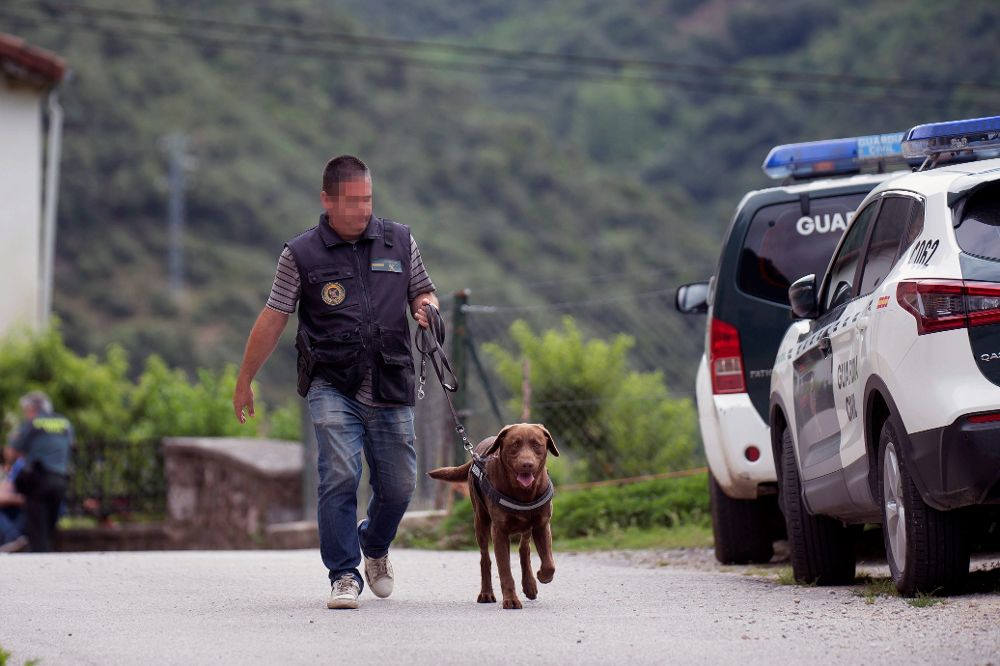 La Guardia Civil ha ampliado la búsqueda del hombre, que permaneció toda la noche atrincherado en su casa de Turieno.