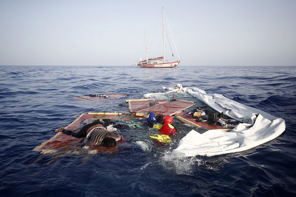 Fotografía facilitada por la ONG española Proactiva Open Arms de la embarcación naufragada en la que se rescató a una mujer superviviente y se recuperaron los cuerpos de una mujer y un niño de corta edad.