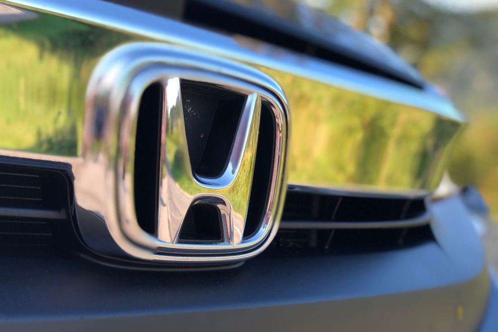 Un vehículo Honda, con el logotipo de la marca.