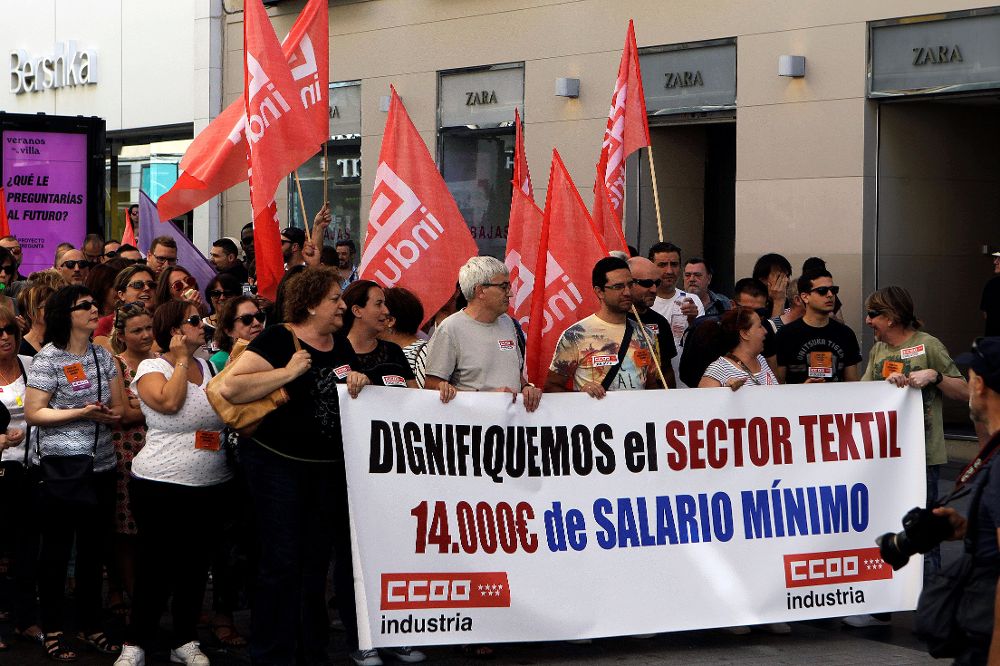 Trabajadores de la industria textil y de la confección marchan por el centro de Madrid apoyando la huelga convocada por CCOO que afecta a Galicia, Madrid, Cataluña y Comunidad Valenciana.