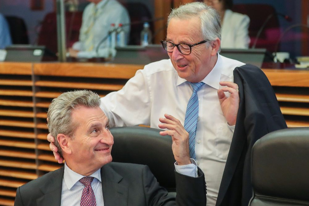El comisario de Economía y Sociedad Digital, Guenther Oettinger (i) conversa con el presidente de la Comisión Europea (CE), Jean-Claude Juncker.