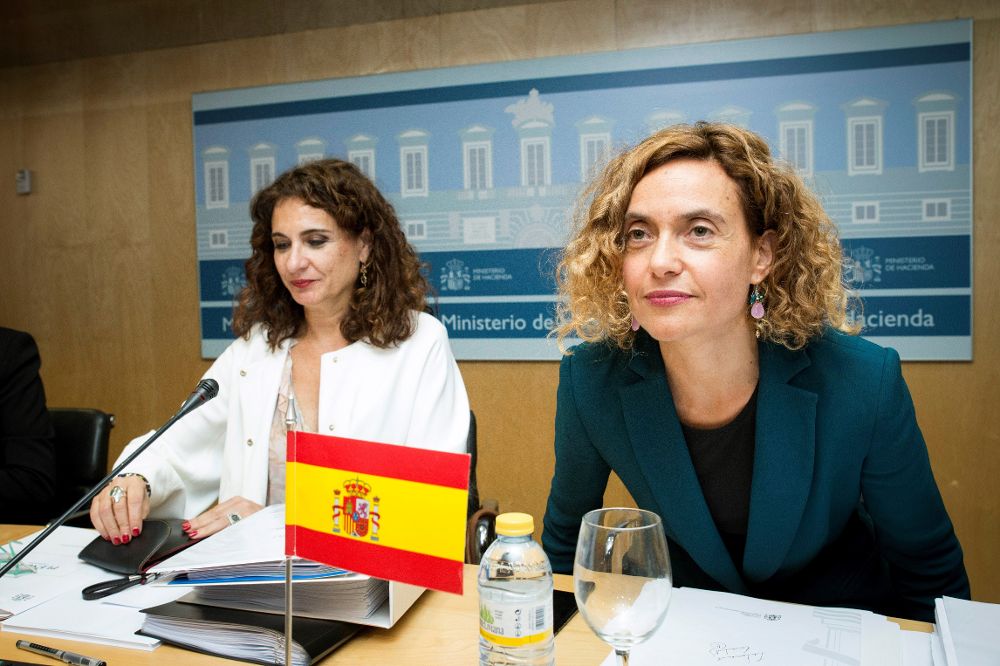 La ministra de Hacienda, María Jesús Montero (i), junto a la ministra de Política Territorial, Meritxell Batet (d).