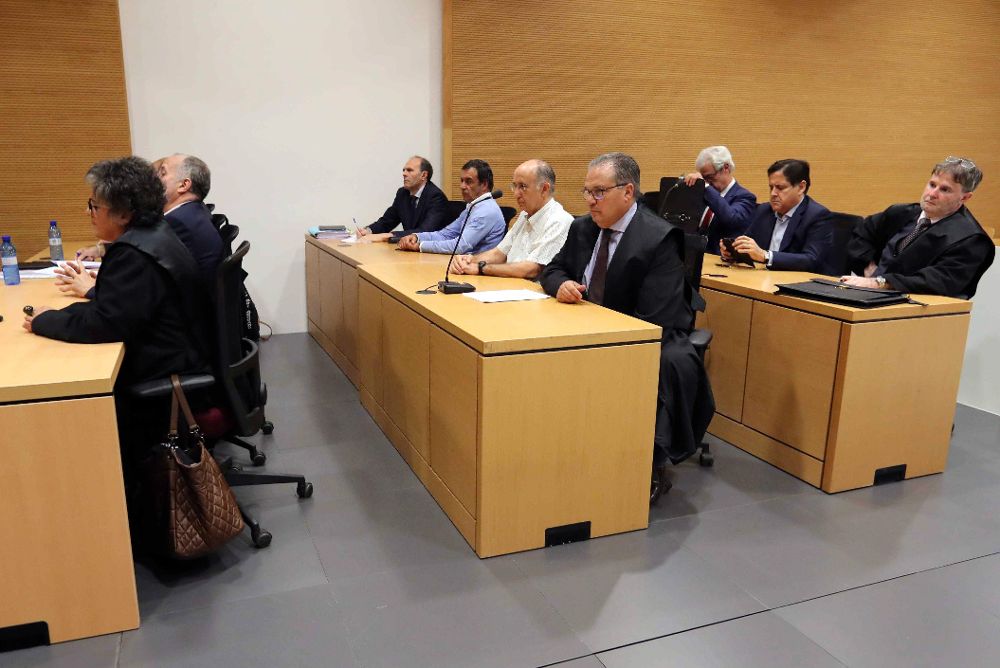 En la imagen, los imputados junto a sus abogados durante la lectura del veredicto del jurado hoy en la Audiencia de Las Palmas.