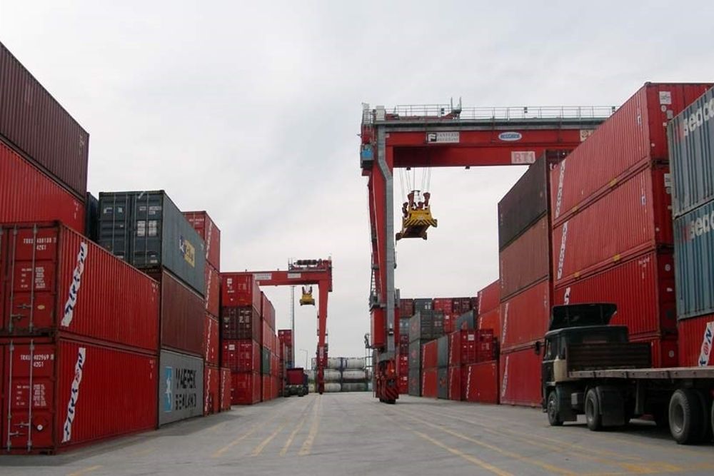 Contenedores con productos para exportar en el puerto de Algeciras.