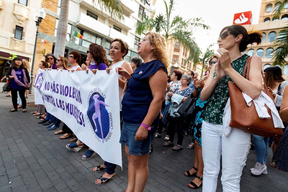Concentración de personas, ayer, jueves, en la plaza de La Candelaria, en Santa Cruz de Tenerife, para denunciar las muertes por este caso.