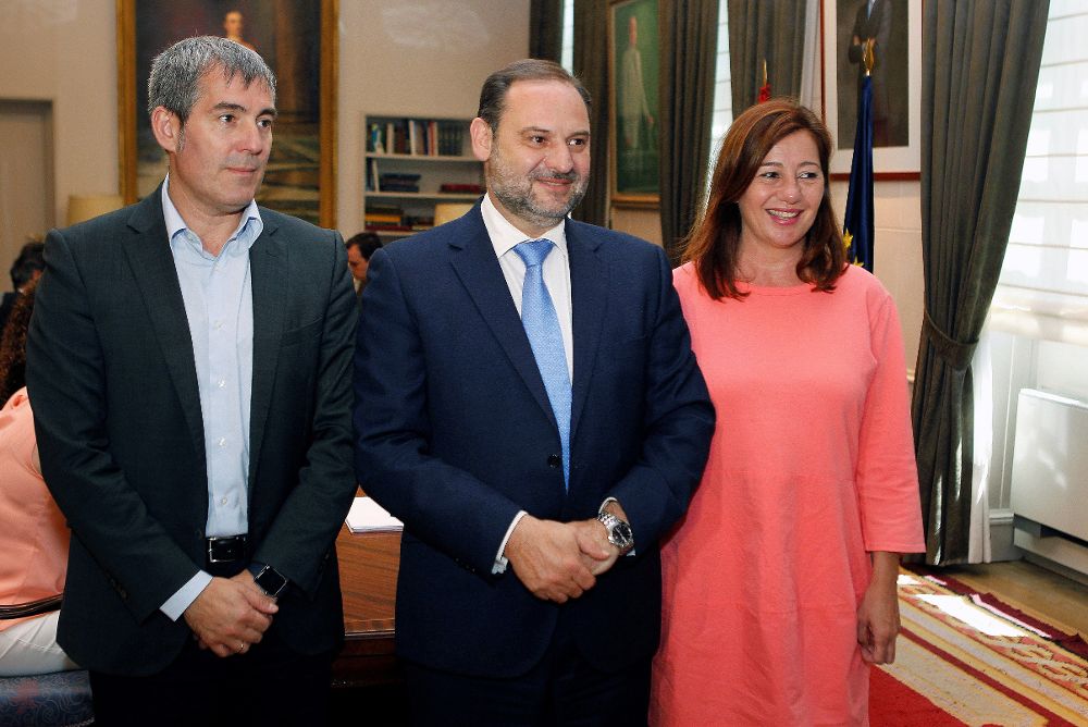 Clavijo (i), con el ministro de Fomento y la presidenta de Baleares, Francina Armengol, cuando se reunieron para pedir el aumento de la sunbvención para residentes.