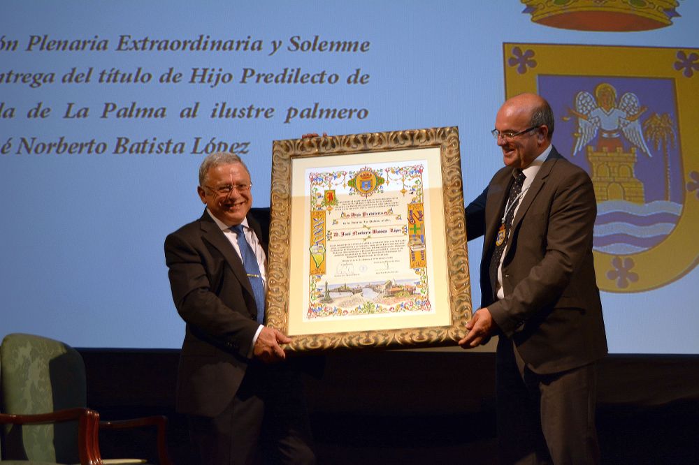 Norberto Batista (i) recibe del presidente del Cabildo el título de Hijo Predilecto de la isla.