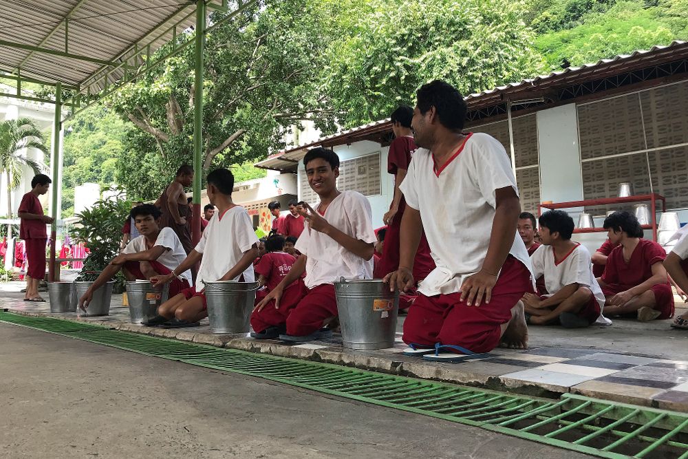 El sonido de los tambores y los aplausos retumban entre la naturaleza exuberante que rodea el templo tailandés de Tham Krabok, mientras decenas de toxicómanos se preparan delante de un desagüe para una terapia de desintoxicación. 