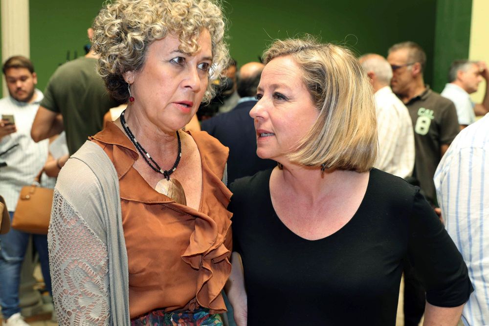 Ana Oramas (d), hoy, con su compañera de partido María del Mar Julios, durante el Consejo Político Nacional de Coalición Canaria.