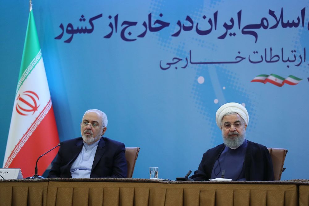 El presidente iraní, Hassan Rouhani (d) y el ministro de Exteriores, Javad Zarif, en Teherán .