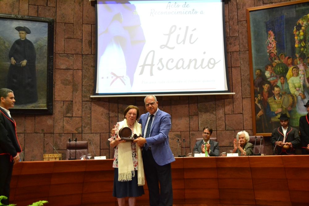 Lidia Lilí Ascanio recibe un recuerdo del presidente del Cabildo gomero.
