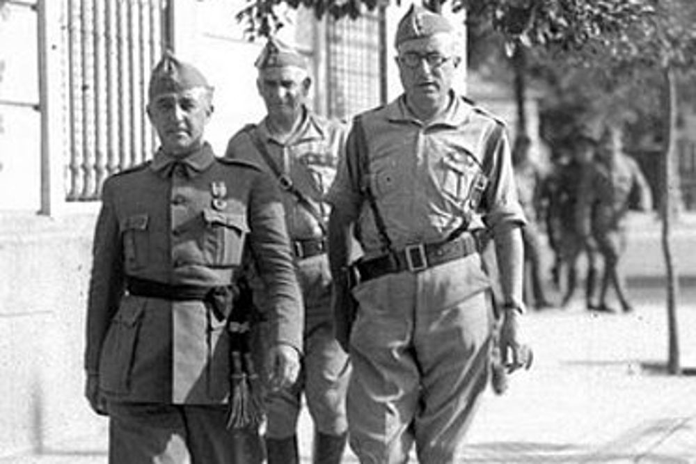 El general Yagüe (d) en una imagen con Franco (i).