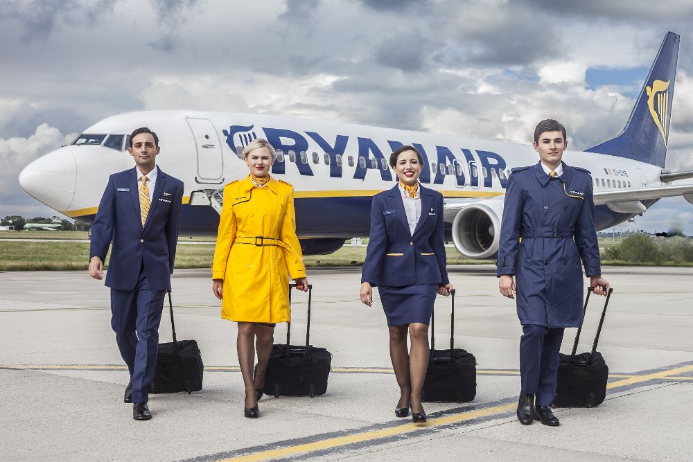 Tripulantes de cabina de Ryanair en una foto promocional de la compañía.