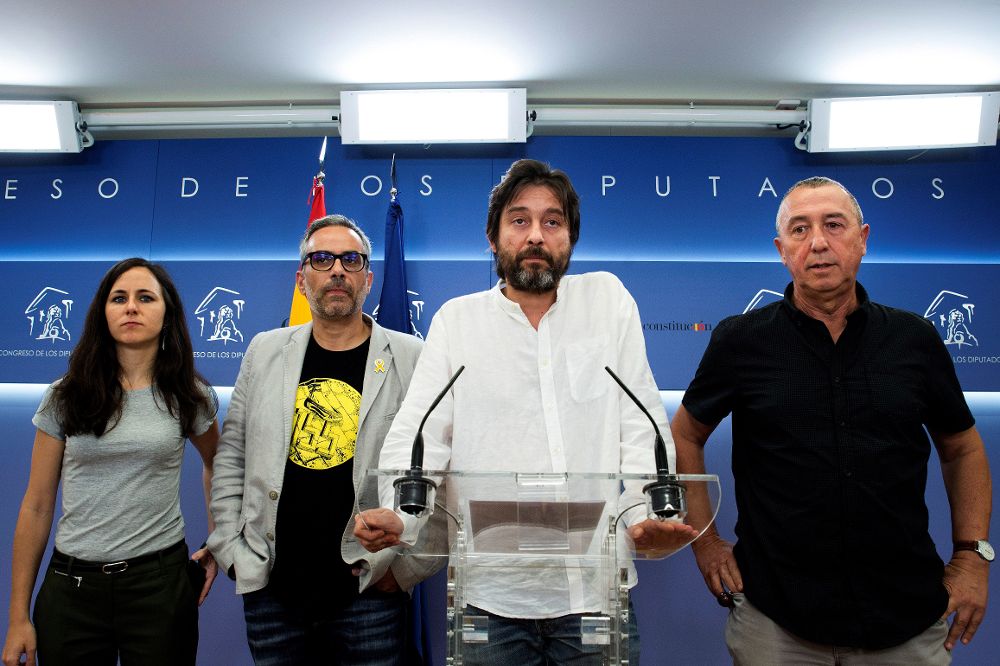 El diputado de Podemos Rafael Mayoral (2d), el portavoz de Compromís Joan Baldoví (d), el diputado de ERC Joan Margall (2i), y la portavoz de Podemos Ione Belarra.